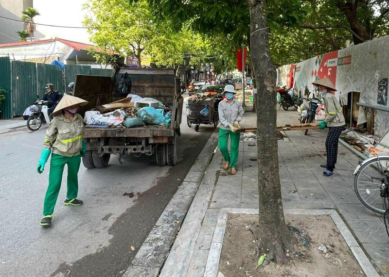 Các nhân viên công ty vệ sinh môi trường đô thị quận Tây Hồ phối hợp xử lý môi trường trên địa bàn phường Xuân La