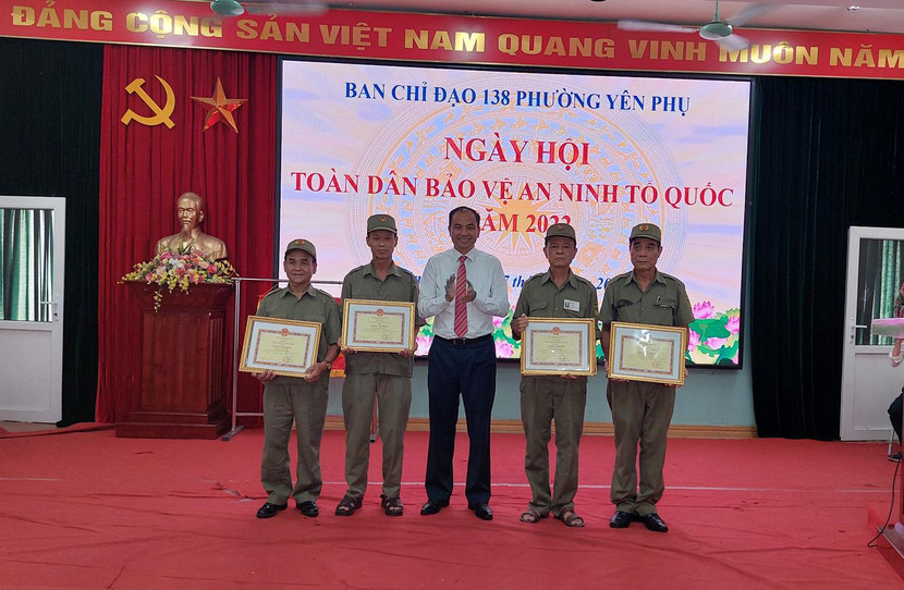 Ông Nguyễn Đình Khuyến, Chủ tịch UBND quận, Trưởng Ban chỉ đạo 138 quận Tây Hồ trao khen thưởng cho tập thể, cá nhân có thành tích xuất sắc trong phong trào "Toàn dân bảo vệ ANTQ" Ông Nguyễn Đình Khuyến, Chủ tịch UBND quận, Trưởng Ban chỉ đạo 138 quận Tây Hồ trao khen thưởng cho tập thể, cá nhân có thành tích xuất sắc trong phong trào "Toàn dân bảo vệ ANTQ"