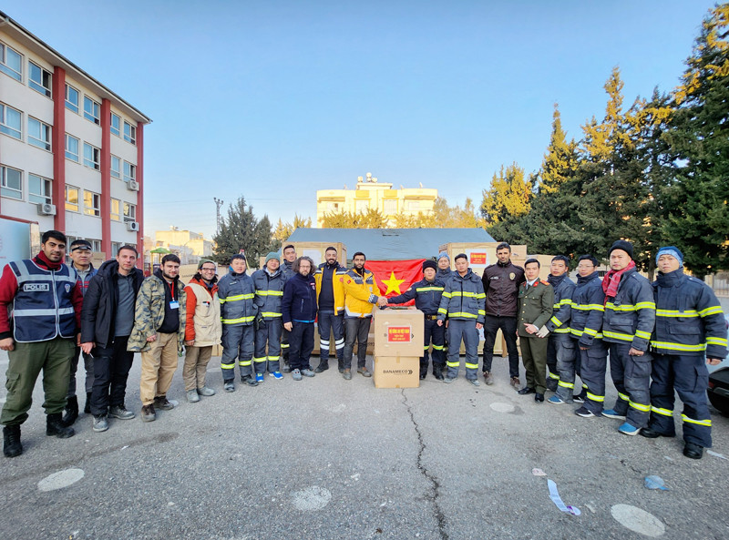 Phó Giám đốc cơ quan AFAD tại Adiyaman, ông Isamail Sahin đã gặp Trưởng đoàn Việt Nam - Đại tá Nguyễn Minh Khương để gửi lời cảm ơn sâu sắc về sự giúp đỡ nhiệt tình của Bộ Công an, Chính phủ và nhân dân Việt Nam