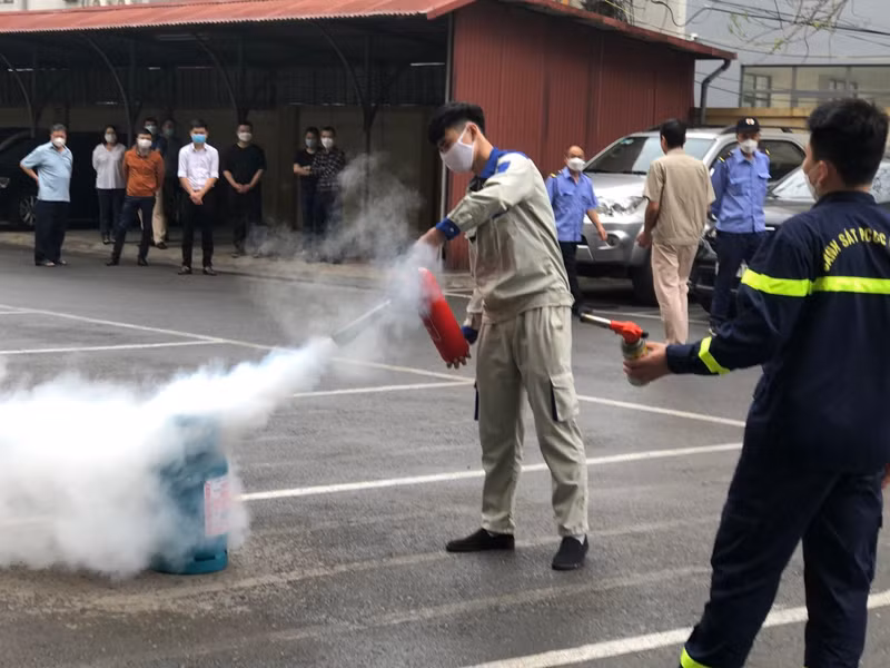 Công an Tây Hồ tuyên tuyền, hướng dẫn sử dụng bình chữa cháy xách tay Công an Tây Hồ tuyên tuyền, hướng dẫn sử dụng bình chữa cháy xách tay