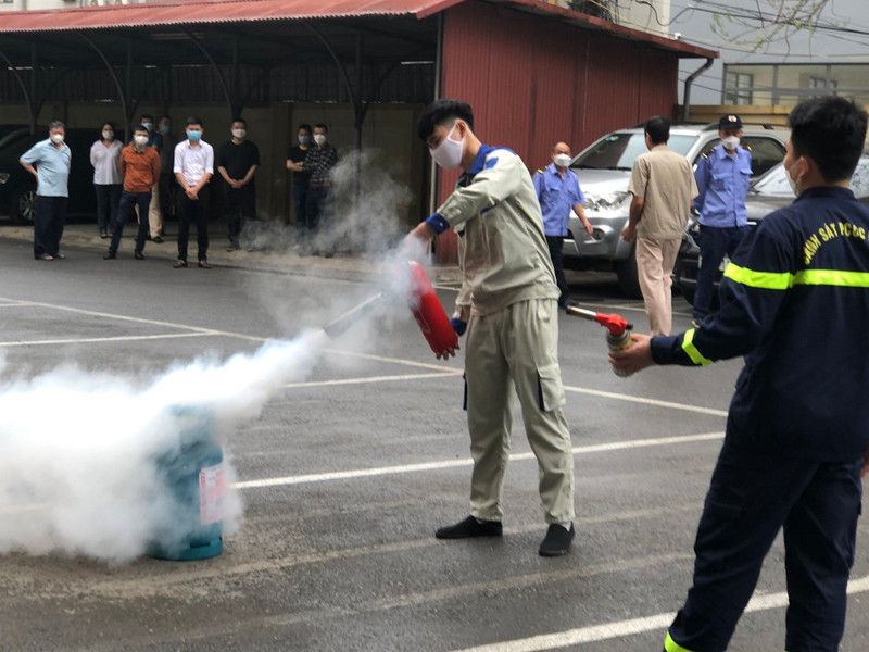 Công an Tây Hồ tuyên tuyền, hướng dẫn sử dụng bình chữa cháy xách tay