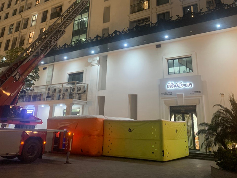 Lực lượng CNCH triển khai các nệm hơi dưới mặt đất đảm bảo an toàn cho người đàn ông