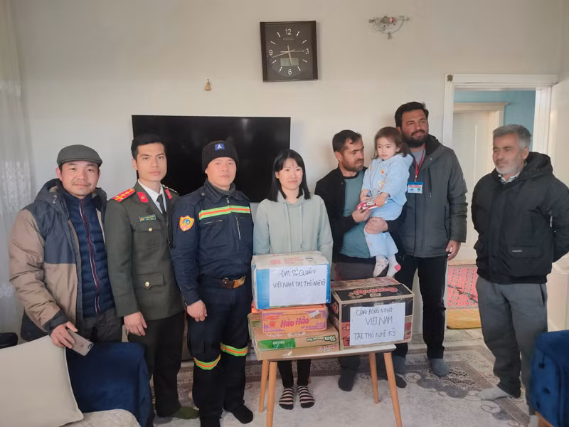 Đoàn tìm kiếm cứu nạn Bộ Công an Việt Nam đến thăm gia đình người Việt Nam bị ảnh hưởng động đất tại tỉnh Adiyaman, nơi Đoàn làm nhiệm vụ