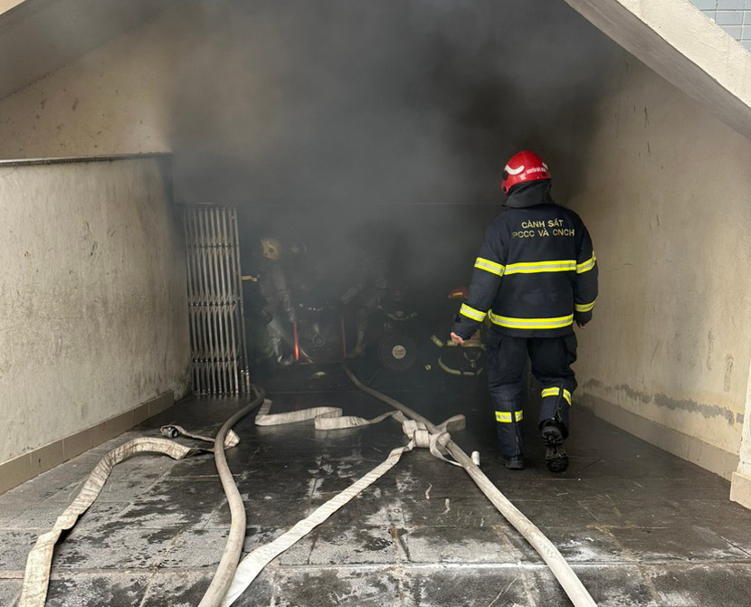 Lực lượng Cảnh sát PCCC và CNCH dùng thiết bị xử lý khói trong hầm và chữa cháy triệt để