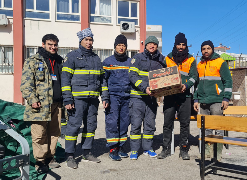 Đoàn tìm kiếm cứu nạn Công an Việt Nam san sẻ thực phẩm cho người dân bị ảnh hưởng thảm họa động đất tại Thổ Nhĩ Kỳ Đoàn tìm kiếm cứu nạn Công an Việt Nam san sẻ thực phẩm cho người dân bị ảnh hưởng thảm họa động đất tại Thổ Nhĩ Kỳ