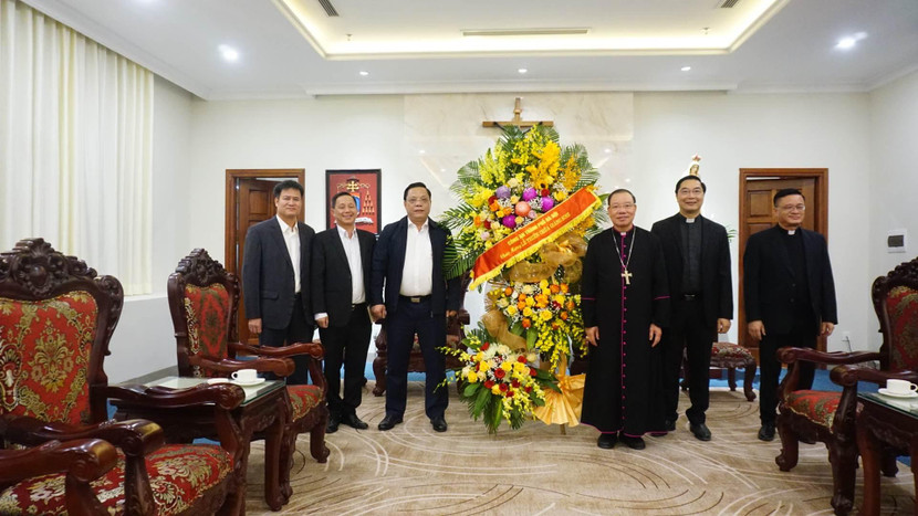 Trung tướng Nguyễn Hải Trung cùng đại diện phòng chức năng CATP tặng hoa chúc mừng Tổng Giám mục Vũ Văn Thiên cùng các linh mục Tổng Giáo phận Hà Nội