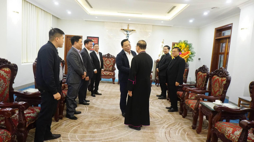 Trung tướng Nguyễn Hải Trung, GIám đốc CATP chúc mừng Tổng Giám mục Vũ Văn Thiên , Tổng Giáo phận Hà Nội nhân dịp Lễ Noel 2022