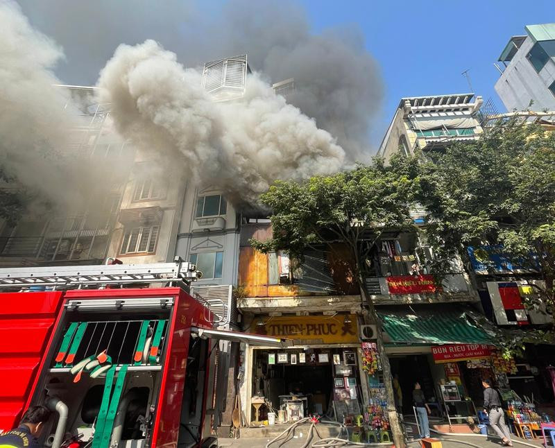 Lực lượng Cảnh sát PCCC và CNCH nhanh chóng khống chế và dập tắt đám cháy Lực lượng Cảnh sát PCCC và CNCH nhanh chóng khống chế và dập tắt đám cháy