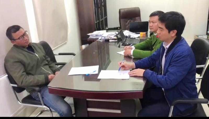 Thượng tá Nguyễn Hữu Khánh, Trưởng CAQ Tây Hồ động viên đối tượng thành khẩn khai nhận hành vi phạm tội để được hưởng chính sách khoan hồng của pháp luật Thượng tá Nguyễn Hữu Khánh, Trưởng CAQ Tây Hồ động viên đối tượng thành khẩn khai nhận hành vi phạm tội để được hưởng chính sách khoan hồng của pháp luật