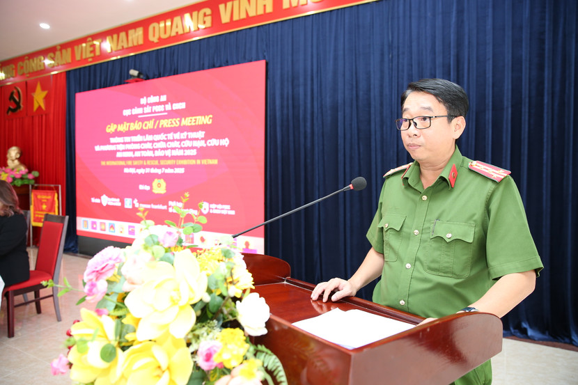 Đại tá Nguyễn Thanh Điệp - Phó Cục trưởng Cục Cảnh sát PCCC và CNCH phát biểu tại buổi họp báo