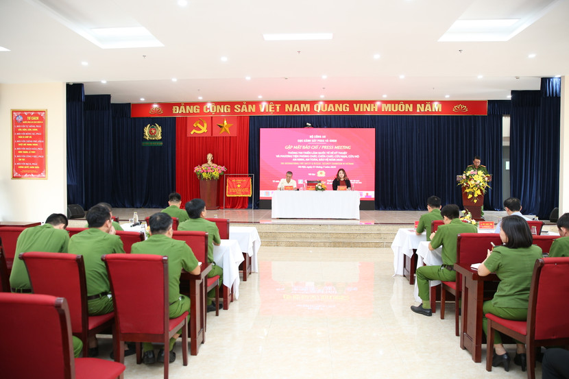 Các đại biểu tham dự họp báo