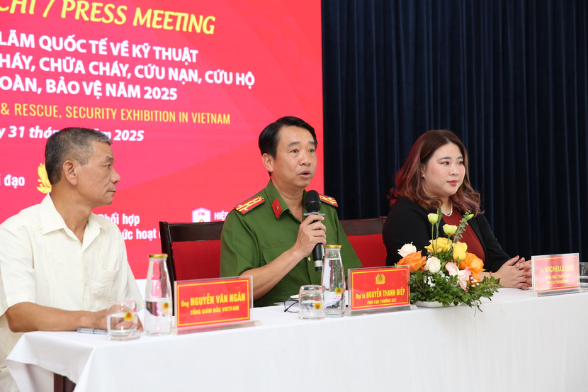 Các đại biểu trả lời thông tin báo chí tại họp báo