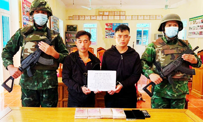 Hai đối tượng và tang vật vụ án Hai đối tượng và tang vật vụ án