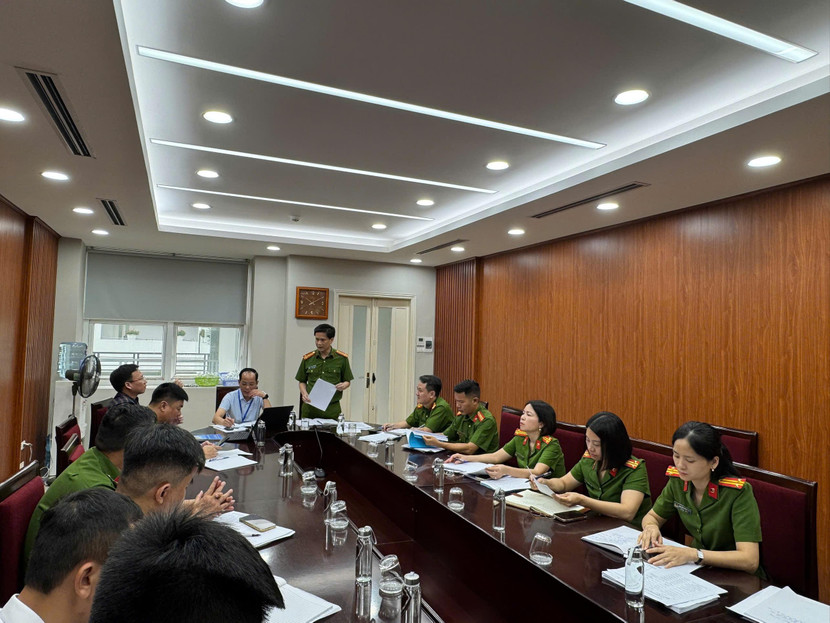 Thượng tá Đinh Việt Phương, Phó Trưởng phòng Cảnh sát PCCC và CNCH làm việc tại UBND phường Việt Hưng Thượng tá Đinh Việt Phương, Phó Trưởng phòng Cảnh sát PCCC và CNCH làm việc tại UBND phường Việt Hưng