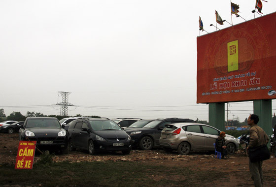 Việc trông giữ xe cho du khách vào lễ đền Trần lại gần như bị buông lỏng, và giá trông xe ôtô lên tới 150.000đ/xe. Việc trông giữ xe cho du khách vào lễ đền Trần lại gần như bị buông lỏng, và giá trông xe ôtô lên tới 150.000đ/xe.