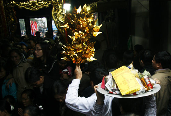 Ngay từ chiều 5-2, bên ngoài đền Thiên Trường đã rất đông người dân đến hành lễ... và bên trong hậu cung cũng khó mà chen chân để dâng hương tới các vị Vua nhà Trần Ngay từ chiều 5-2, bên ngoài đền Thiên Trường đã rất đông người dân đến hành lễ... và bên trong hậu cung cũng khó mà chen chân để dâng hương tới các vị Vua nhà Trần