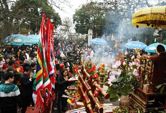 Ngay từ chiều 5-2, bên ngoài đền Thiên Trường đã rất đông người dân đến hành lễ... và bên trong hậu cung cũng khó mà chen chân để dâng hương tới các vị Vua nhà Trần