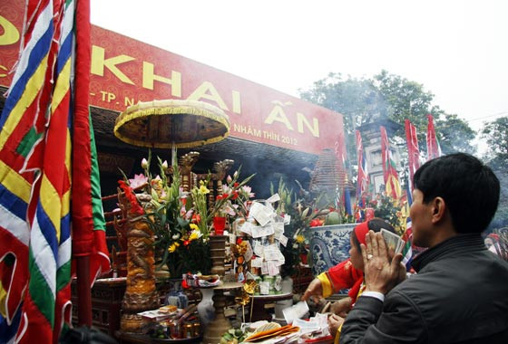 Ngay từ chiều 5-2, bên ngoài đền Thiên Trường đã rất đông người dân đến hành lễ... và bên trong hậu cung cũng khó mà chen chân để dâng hương tới các vị Vua nhà Trần Ngay từ chiều 5-2, bên ngoài đền Thiên Trường đã rất đông người dân đến hành lễ... và bên trong hậu cung cũng khó mà chen chân để dâng hương tới các vị Vua nhà Trần