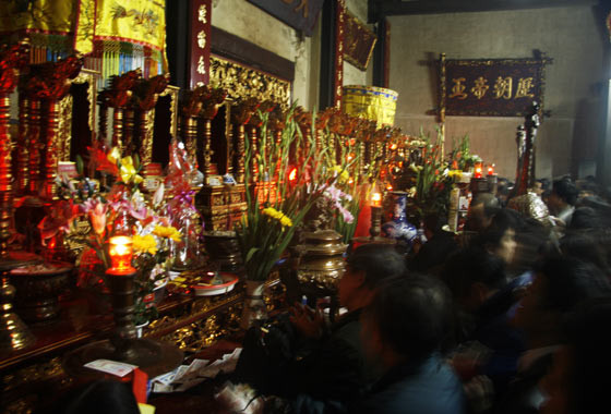 Ngay từ chiều 5-2, bên ngoài đền Thiên Trường đã rất đông người dân đến hành lễ... và bên trong hậu cung cũng khó mà chen chân để dâng hương tới các vị Vua nhà Trần Ngay từ chiều 5-2, bên ngoài đền Thiên Trường đã rất đông người dân đến hành lễ... và bên trong hậu cung cũng khó mà chen chân để dâng hương tới các vị Vua nhà Trần