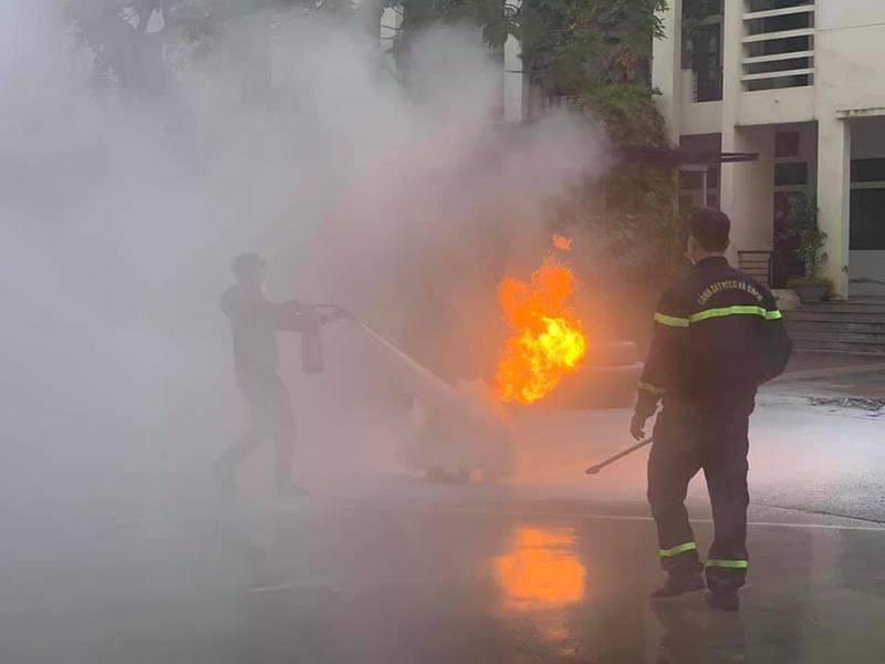 Đội Cảnh sát PCCC và CNCH - CAH Hoài Đức đã tập huấn, nâng cao kỹ năng chữa cháy thoát nạn cho lực lượng chữa cháy cơ sở kinh doanh, sản xuất Đội Cảnh sát PCCC và CNCH - CAH Hoài Đức đã tập huấn, nâng cao kỹ năng chữa cháy thoát nạn cho lực lượng chữa cháy cơ sở kinh doanh, sản xuất