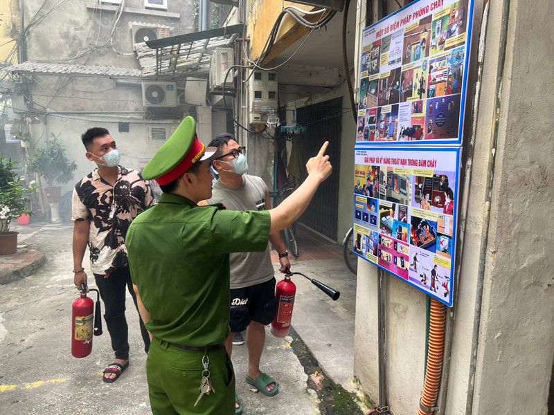 Lực lượng Công an tuyên truyền, hướng dẫn các bước thoát nạn, xử lý tình huống cháy, nổ cho người dân trong khu tập thể Nguyễn Trường Tộ