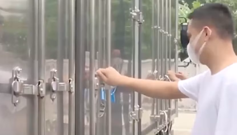 Đối tượng vặn ốc cố định bộ thanh khoá tránh bị hỏng kẹp trì mà vẫn tráo đổi hàng hoá trong kiện hàng