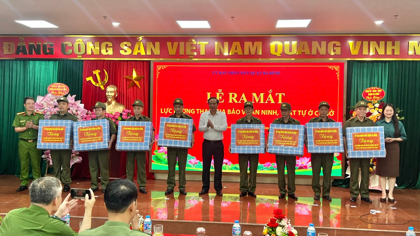 Ông Nguyễn Công Thành, Phó Bí thư Thường trực, Chủ tịch HĐND quận Ba Đình và Thượng tá Phạm Hải Thắng, Trưởng CAQ Ba Đình trao tặng quà lưu niệm lực lượng tham gia bảo vệ ANTT ở cơ sở