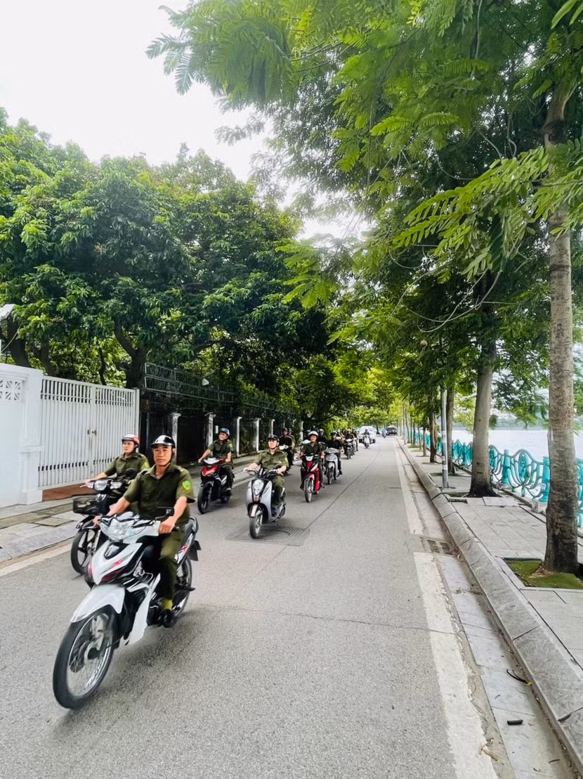 Lực lượng tham gia bảo vệ ANTT ở cơ sở phường Quảng An trong ngày đầu ra mắt
