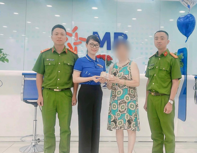 CAP Thuỵ Khuê cùng nhân viên ngân hàng trao lại số tiền cho chủ nhân CAP Thuỵ Khuê cùng nhân viên ngân hàng trao lại số tiền cho chủ nhân