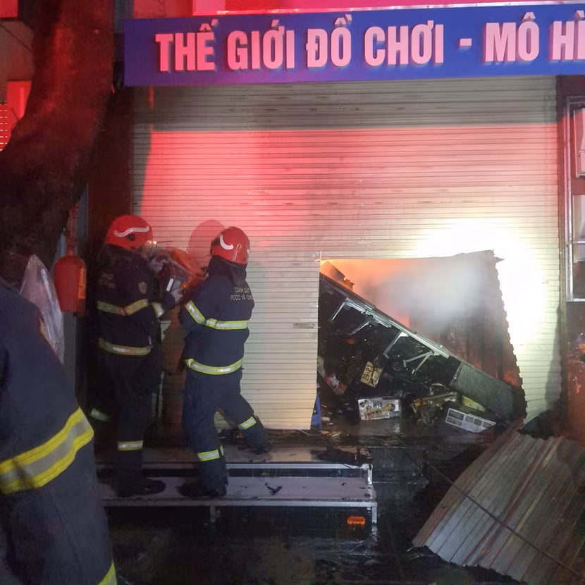 Lực lượng Cảnh sát PCCC và CNCH cắt phá cửa tiếp cận tìm kiếm cứu nạn và chữa cháy