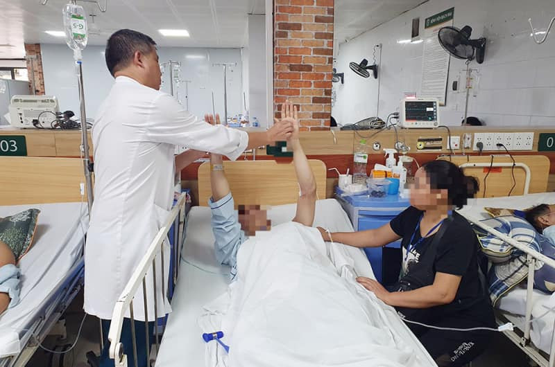 Bệnh nhân bị ngộ độc, tổn thương não, suy tạng do hút thuốc lá điện tử, được điều trị tại Trung tâm Chống độc, Bệnh việnBạch Mai