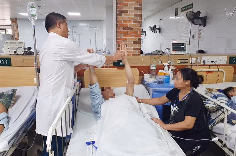 Bệnh nhân bị ngộ độc, tổn thương não, suy tạng do hút thuốc lá điện tử, được điều trị tại Trung tâm Chống độc, Bệnh việnBạch Mai
