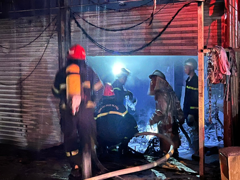 Cảnh sát PCCC và CNCH nhanh chóng dập tắt đám cháy Cảnh sát PCCC và CNCH nhanh chóng dập tắt đám cháy