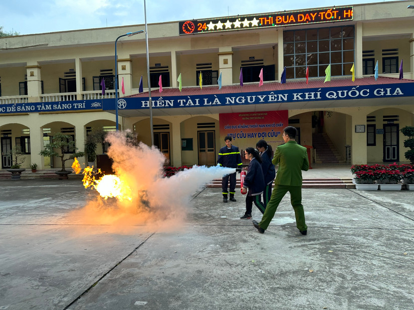 Lực lượng Cảnh sát PCCC và CNCH hướng dẫn kỹ năng sử dụng bình cứu hỏa cho học sinh