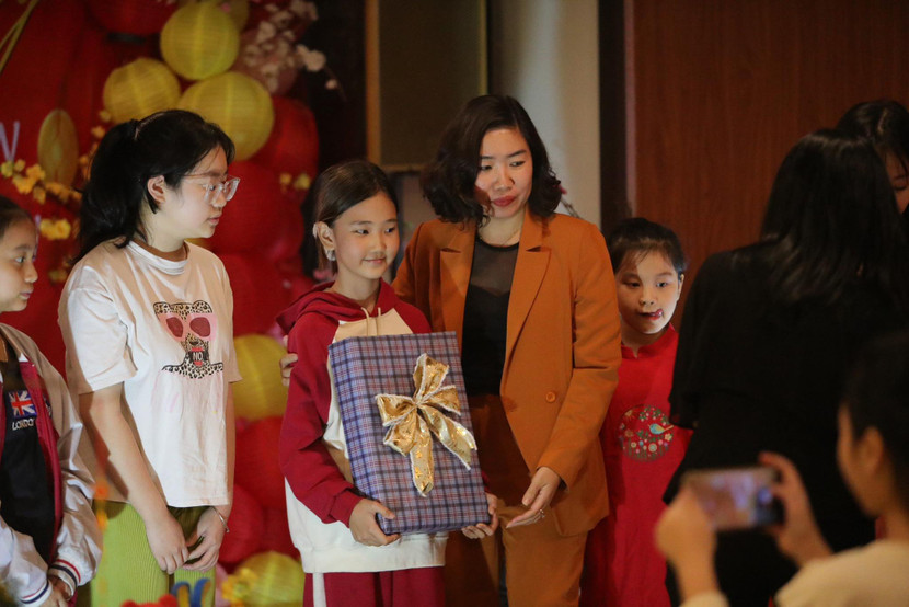 Bà Trương Thị Ngọc, Phó Chủ tịch UBND phường Thuỵ Khuê trao tặng quá các cháu nhỏ tại buổi tô tượng đấu giá ủng hộ trẻ em có hoàn cảnh khó khăn