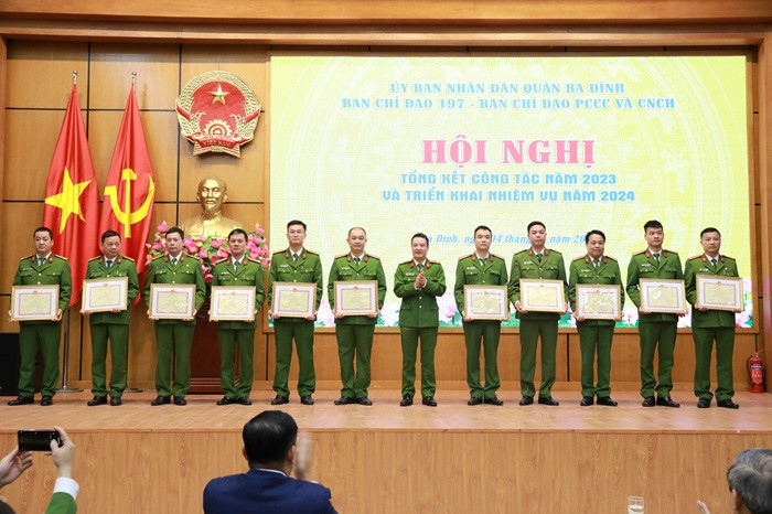 Trưởng Công an quận Ba Đình Phạm Hải Thắng trao khen thưởng cho các tập thể, cá nhân