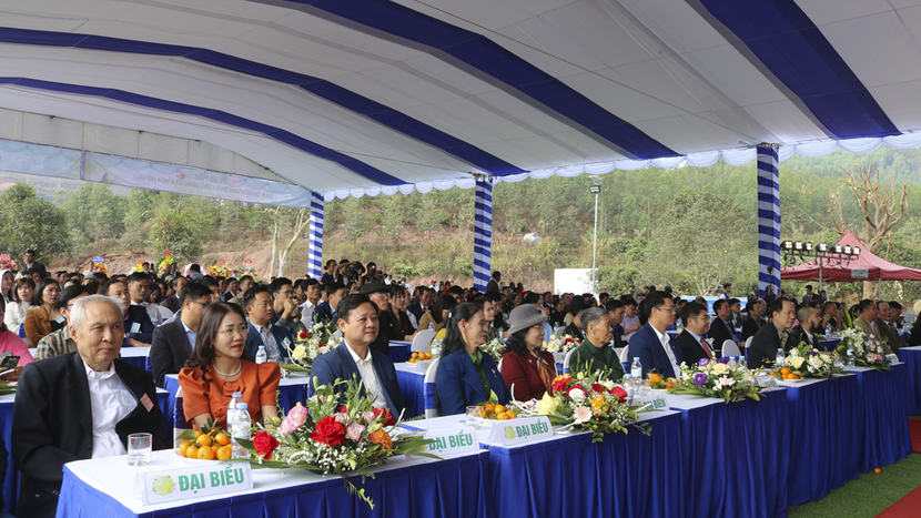 Các đại biểu dự lễ ra mắt điểm du lịch cộng đồng Vạn Hoa Hồ Va tại xã Đông Phú, huyện Lục Nam