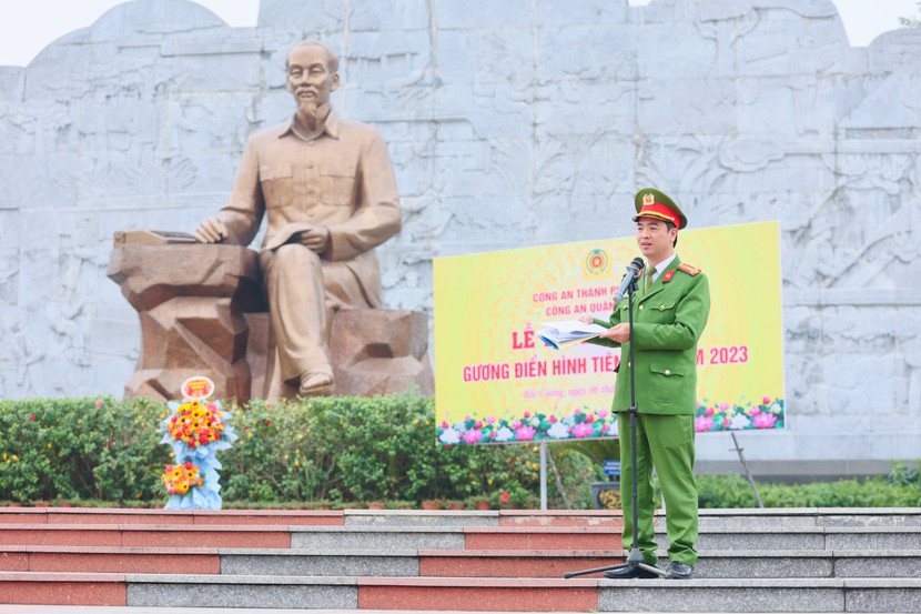Thượng tá Nguyễn Hữu Khánh báo cáo những thành tích, chiến công đạt được trong nhiệm vụ đảm bảo ANTT, TTATXH tại Lễ tuyên dương gương điển hình tiên tiến