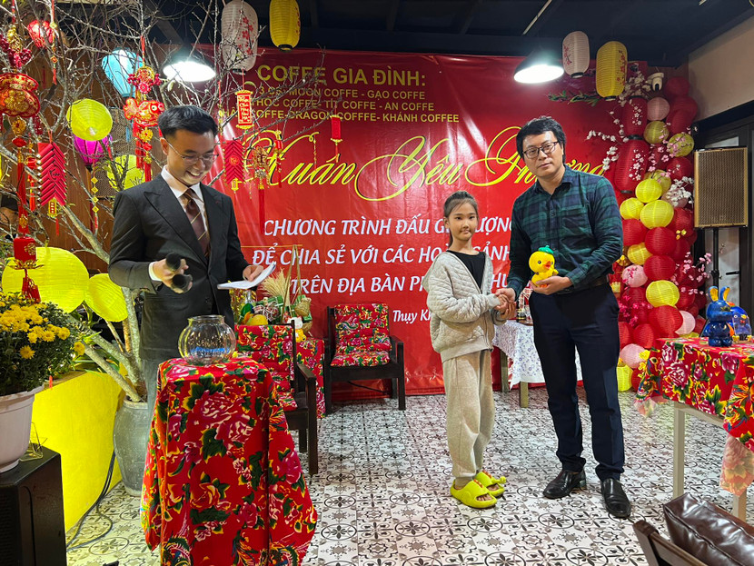 Cháu Thảo Chi trao bức tượng do mình tô và được đấu giá 10,5 triệu đồng, số tiền sẽ dành vào ủng hộ các trẻ em có hoàn cảnh khó khăn