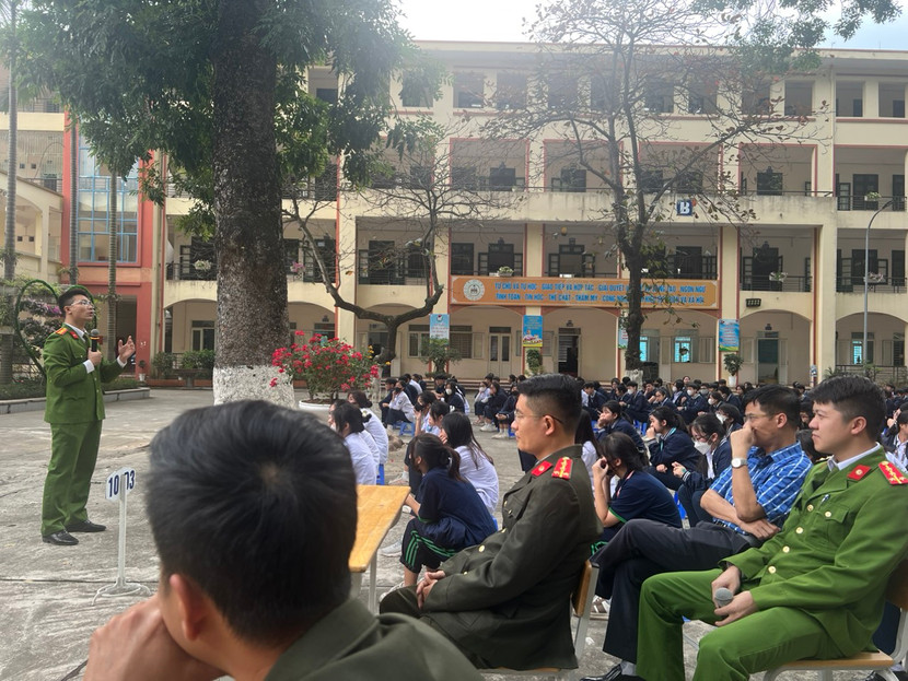 Lực lượng Cảnh sát PCCC và CNCH tuyên truyền, trang bị kỹ năng an toàn cháy, nổ cho học sinh