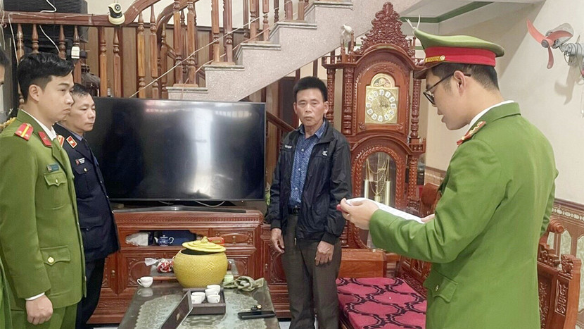 Cơ quan chức năng đọc quyết định khởi tố bị can và cấm đi khỏi nơi cư trú đối với Hoàng Văn Tiến tại nhà riêng