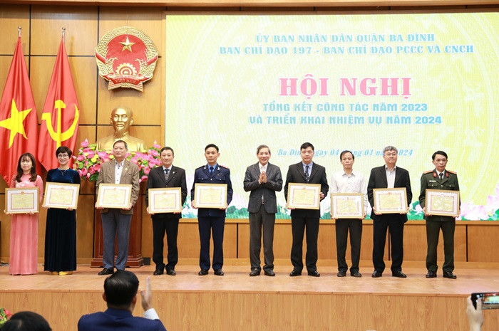 Bí thư Quận ủy Ba Đình Hoàng Minh Dũng Tiến trao khen thưởng cho các tập thể, cá nhân