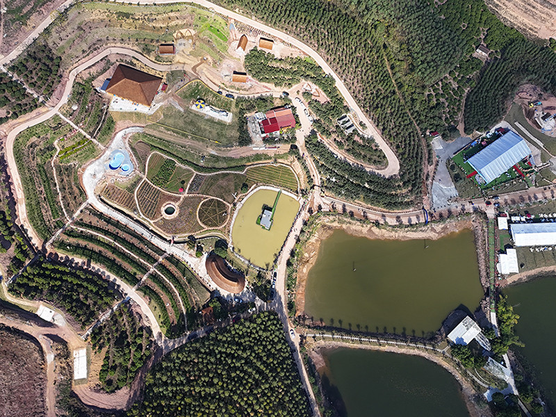 Điểm du lịch này có diện tích giai đoạn 1 khoảng 50ha do HTX Vạn Hoa Hồ Va xây dựng