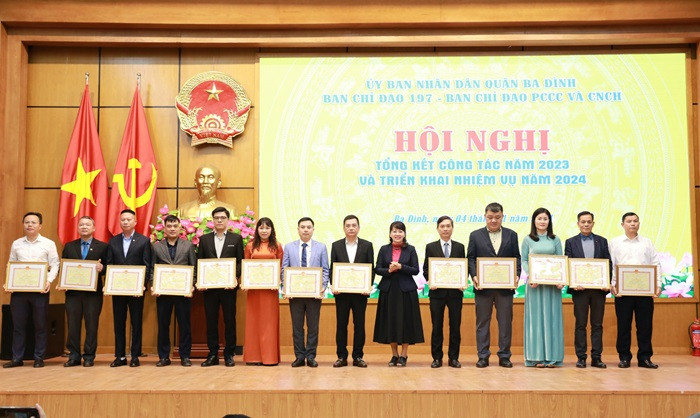 Trưởng ban Tuyên giáo Quận ủy Ba Đình Phạm Thị Hồng Hạnh trao khen thưởng cho các tập thể, cá nhân