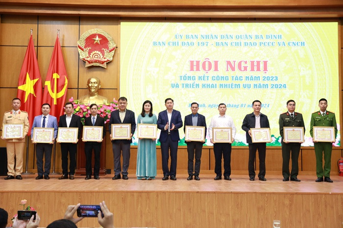 Phó Chủ tịch UBND quận Ba Đình Nguyễn Trung Dũng trao khen thưởng cho các tập thể, cá nhân