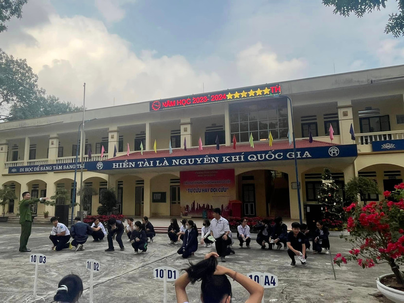 Lực lượng Cảnh sát PCCC và CNCH hướng dẫn cách thoát nạn cho học sinh