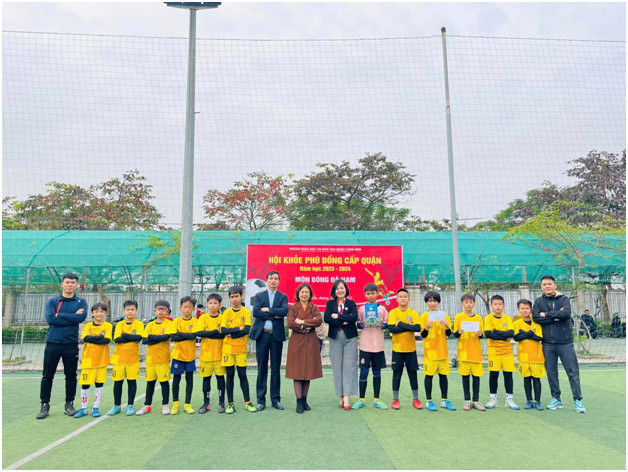 Ban Giám hiệu trường Tiểu học đô thị Việt Hưng khen thưởng cho thành tích xuất sắc của đội bóng Ban Giám hiệu trường Tiểu học đô thị Việt Hưng khen thưởng cho thành tích xuất sắc của đội bóng