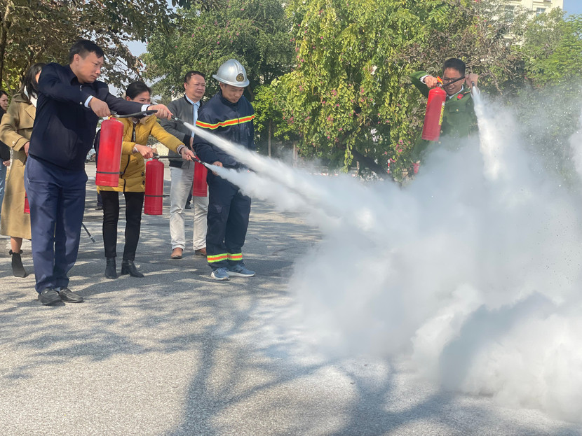 Cảnh sát PCCC và CNCH - CAH Mê Linh hướng dẫn học viên sử dụng bình chữa cháy hiệu quả, an toàn Cảnh sát PCCC và CNCH - CAH Mê Linh hướng dẫn học viên sử dụng bình chữa cháy hiệu quả, an toàn