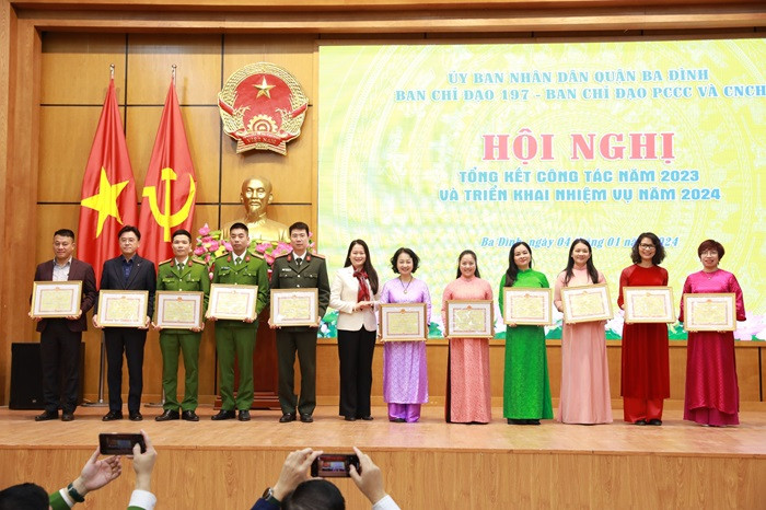 Phó Chủ tịch UBND quận Ba Đình Phạm Thị Diễm trao khen thưởng cho các tập thể, cá nhân