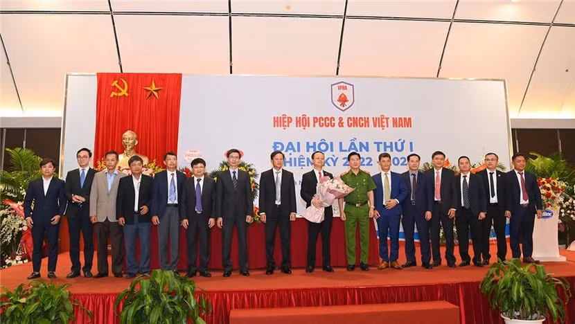 Thiếu tướng Nguyễn Tuấn Anh, Cục trưởng Cục Cảnh sát PCCC và CNCH tặng hoa chúc mừng Ban Chấp hành và Ban Kiểm tra của Hiệp hội nhiệm kỳ I